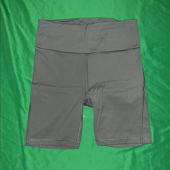 Athleta Ultimate Stash Pocket 7” Women's Athletic Capri Olive Shorts size Small - Picture 1 of 7